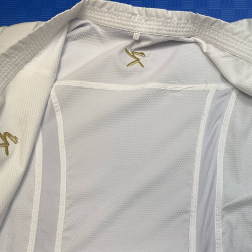 KIHON ATTACK Kumite Karate  gi - 5 oz. - WKF-Approved (Ikke gennemsigtig)
