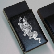 Makiwara med dragemotiv.